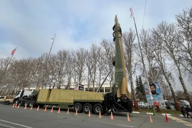 «الحرس الثوري» يستعرض صاروخ «قدر» الباليستي وسط طهران الأربعاء (تسنيم)