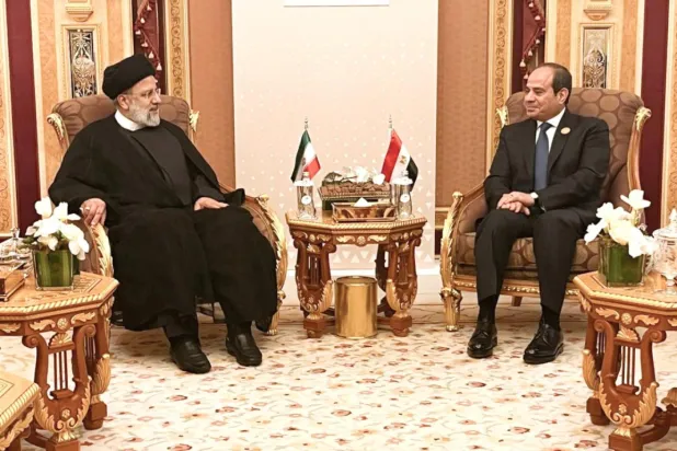 Mısır Cumhurbaşkanı Abdülfettah es-Sisi ve İranlı mevkidaşı İbrahim Reisi (AFP)
