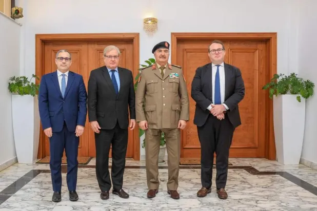 Hafter, siyasi süreci ilerletmenin ve orduyu birleştirmenin yollarını tartışmak üzere Norland liderliğindeki ABD heyetiyle arabuluculuk yapıyor (Libya Silahlı Kuvvetleri Facebook sayfası)