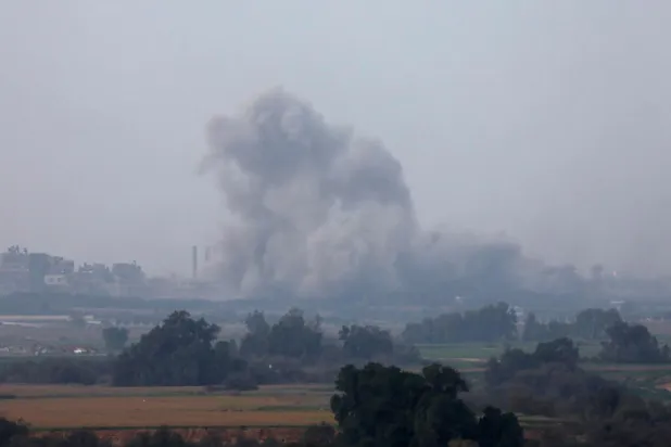 İsrail ordusunun hava saldırıları sonrası Gazze Şeridi'ndeki Bureyc Mülteci Kampı üzerinde yükselen dumanlar (EPA)