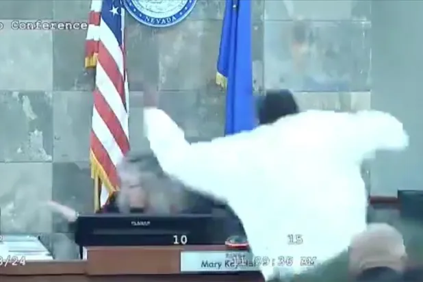 ABD'de şartlı tahliye talebi reddedilen sanık, hakime saldırdı