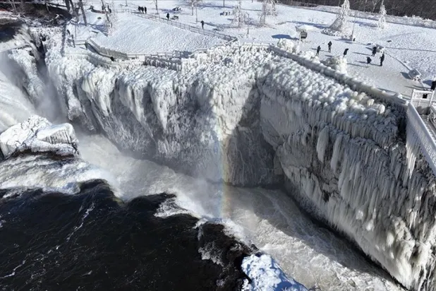 ABD'de şiddetli soğuklar nedeniyle Paterson Büyük Şelalesi kısmen dondu