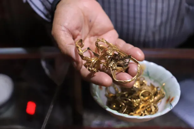 Gazzeli kadınların altınları askerlerin elinde parlıyor... Hagari: Soruşturmanın sorumlusu biziz