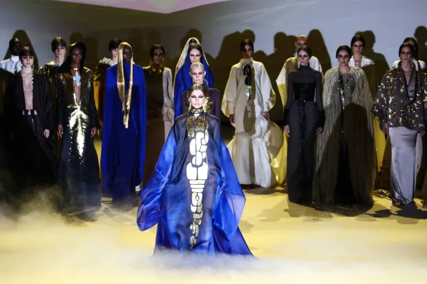 توجّه ستيفان رولان إلى الشرق والمغرب مستعيراً ألوانه من الصحراء وقبائل الطوارق (إ.ب.أ)