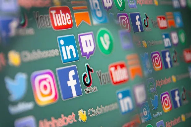 عدد مستخدمي وسائل التواصل الاجتماعي النشطين ارتفع إلى أكثر من 5 مليارات شخص (رويترز)