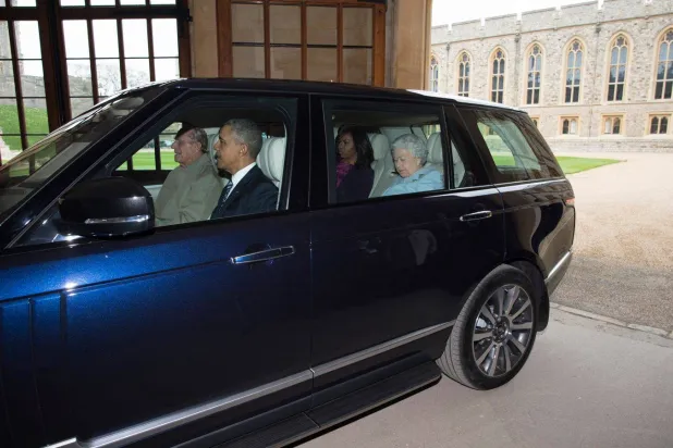 باراك أوباما يجلس إلى جانب الأمير فيليب بينما تجلس الملكة إليزابيث إلى جانب ميشيل أوباما داخل السيارة في عام 2016 (رويترز)