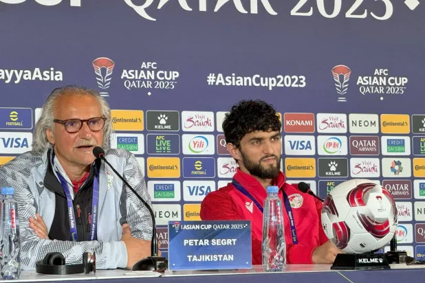 بيتر سيغارت مدرب طاجيكستان واللاعب إسلاموف (الشرق الأوسط)
