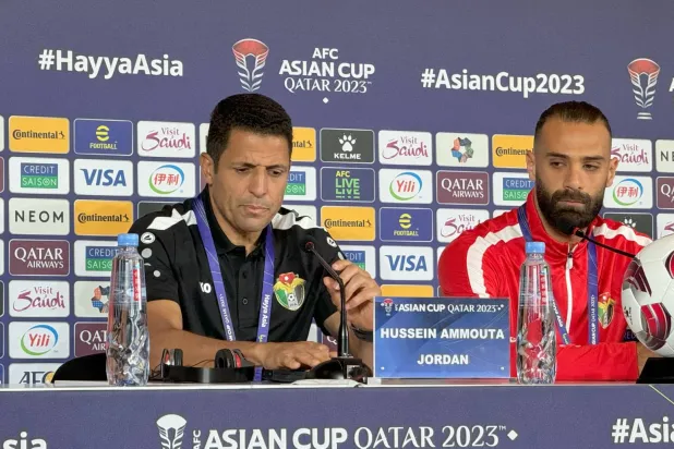حسين عموتة مدرب الأردن واللاعب يزن العرب في المؤتمر الصحافي (الشرق الأوسط) 