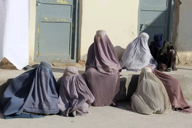 لاجئات أفغانيات بقندهار - أفغانستان في 24 يناير 2024 (إ.ب.أ)