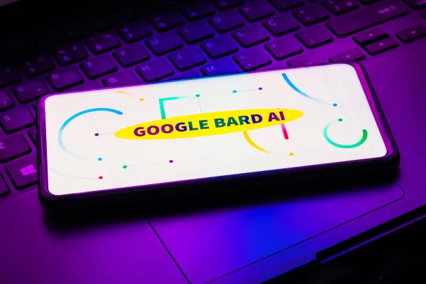 يكفي النقر على الرمز (G) وسيقوم «بارد» بالبحث عبر محرّك بحث «غوغل» عن محتوى لتقييم مصداقية ردّه (شاترستوك)