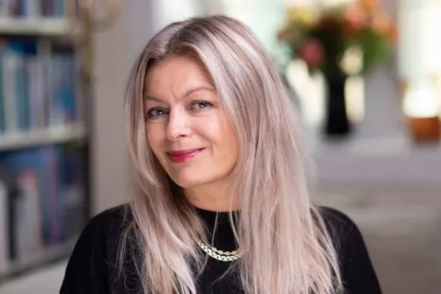 لين ستالسبيرغ (صفحة الكاتبة على فيسبوك)