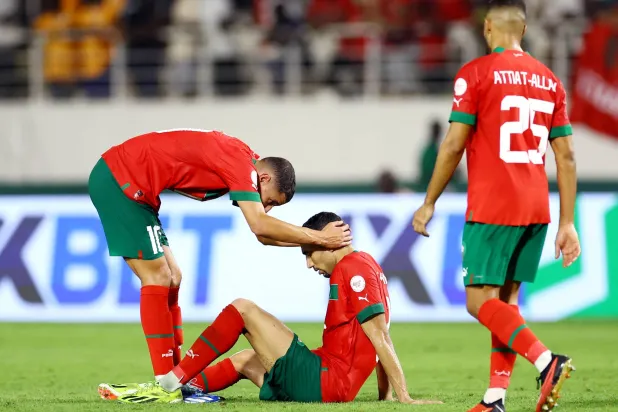 المغربي أشرف حكيمي متحسراً بعد إهدار ضربة الجزاء أمام منتخب جنوب أفريقيا (رويترز)