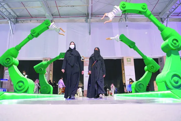 "آلات" کمپنی 7 اسٹریٹجک یونٹوں میں مصنوعات تیار کرنے میں مہارت رکھتی ہیں، جن میں نمایاں ترین ایڈوانسڈ انڈسٹریز ہے (واس)