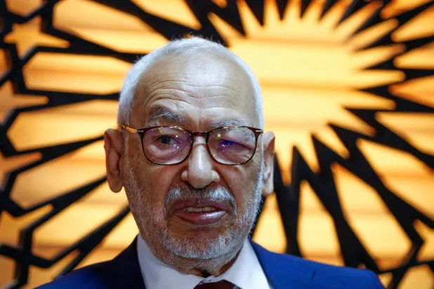 النہضہ پارٹی کے سربراہ اور پارلیمنٹ کے سابق اسپیکر راشد الغنوشی 15 جولائی 2022 کو تیونس میں اپنے دفتر میں "روئٹرز" ایجنسی کو انٹرویو دیتے ہوئے (روئٹرز)