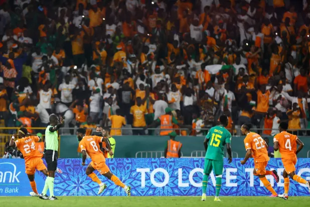 فرحة إيفوارية بالتأهل لثُمن النهائي (رويترز)