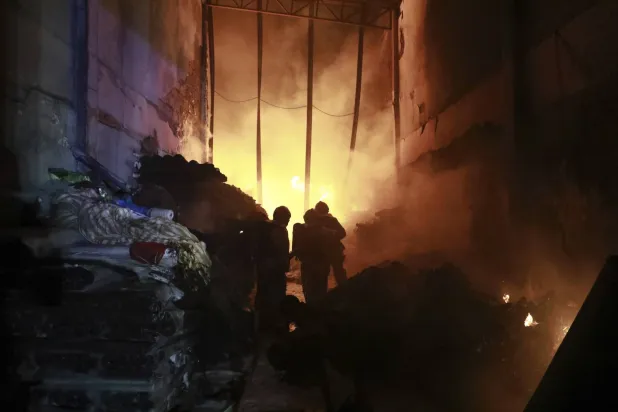 رجال إطفاء يخمدون الحريق الناجم عن انفجار شاحنة محملة بالغاز في نيروبي عاصمة كينيا الجمعة 2 فبراير 2024 (أ.ب)