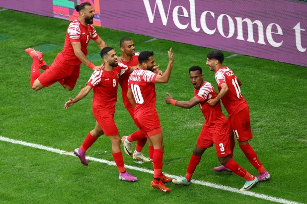 فرحة لاعبي الأردن بالهدف الثمين في طاجيكستان (رويترز)