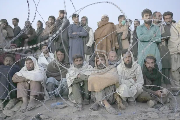 لاجئون أفغان ينتظرون التسجيل في مخيم بالقرب من الحدود الباكستانية الأفغانية في تورخام بأفغانستان السبت 4 نوفمبر 2023 (أ.ب)