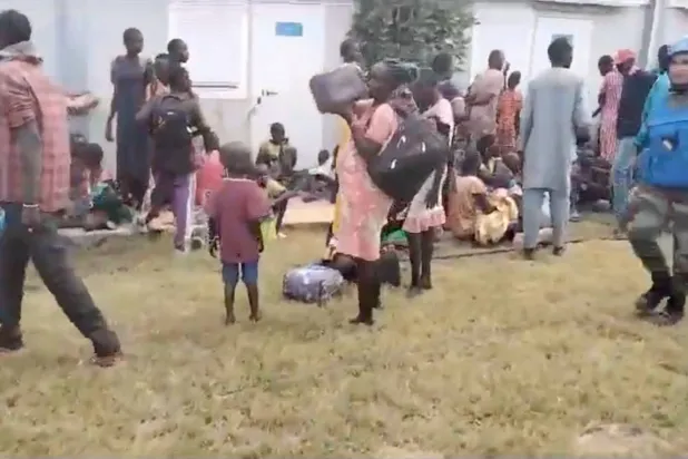 سكان محليون من جنوب السودان يتجمعون في مخيم لقوات حفظ السلام بعد اشتباكات في المنطقة الحدودية مع السودان (أرشيفية - رويترز)