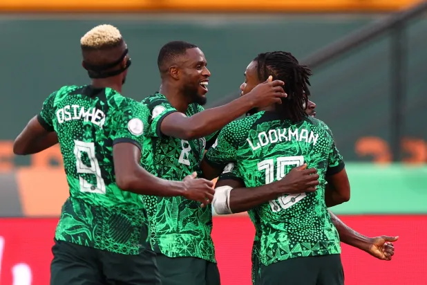 لوكمان يحتفل مع زملائه بعد تسجيل هدف الفوز (رويترز)