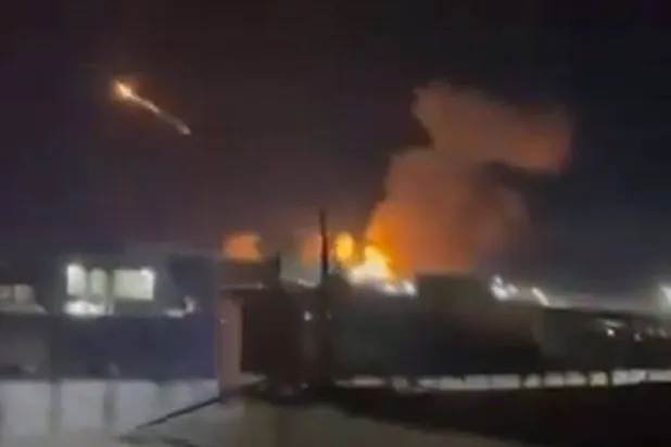 جانب من الغارة الجوية الأميركية على منطقة القائم الواقعة عند الحدود العراقية مع سوريا (تليغراف)