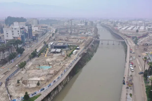 جانب من نهر العاصي ومدخل المدينة حيث كانت فنادق ومقاه تاريخية (الشرق الأوسط)