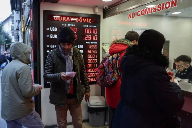 مكتب لصرف العملات بإسطنبول (إ.ب.أ)