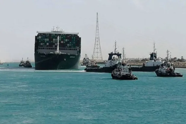 سفينة تحمل حاويات تمر عبر قناة السويس (رويترز)
