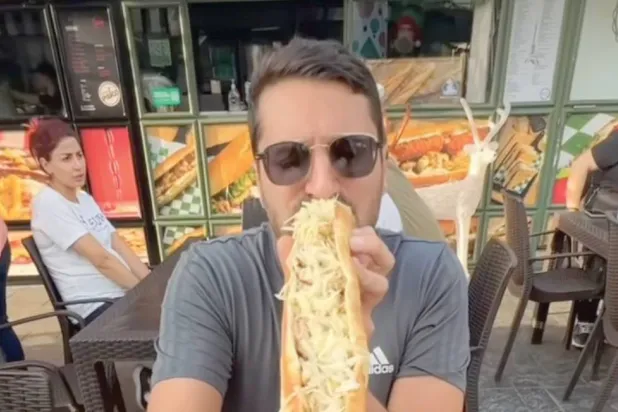 أطول ساندويش «باغيت» في محل «باغيت دي باري»... (إنستغرام)