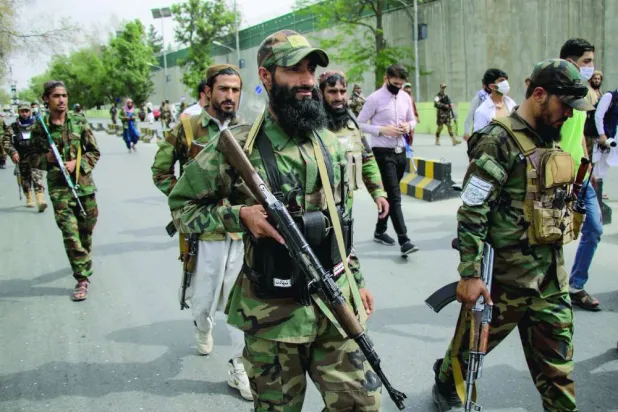 عناصر من «طالبان» في الحي الذي كان الظواهري يسكن فيه في 2 أغسطس 2022 (إ.ب.أ)