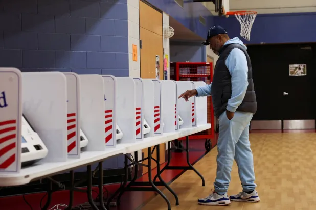 أحد الناخبين يدلي بصوته في مكتب اقتراع بساوث كارولاينا (رويترز)