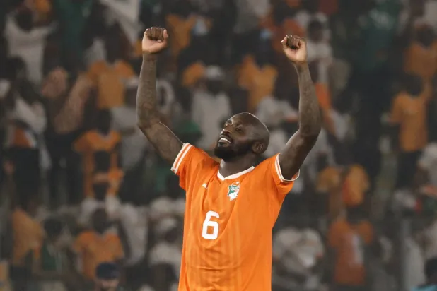 الإيفواري فوفانا لاعب النصر المنتقل حديثاً إلى الاتفاق يحتفل ببلوغ منتخب بلاده نصف النهائي الأفريقي (رويترز)