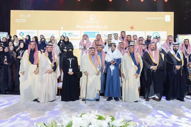 أمير الرياض مع الطلاب المرشحين  للمشاركة في «آيسف 2024» (واس)