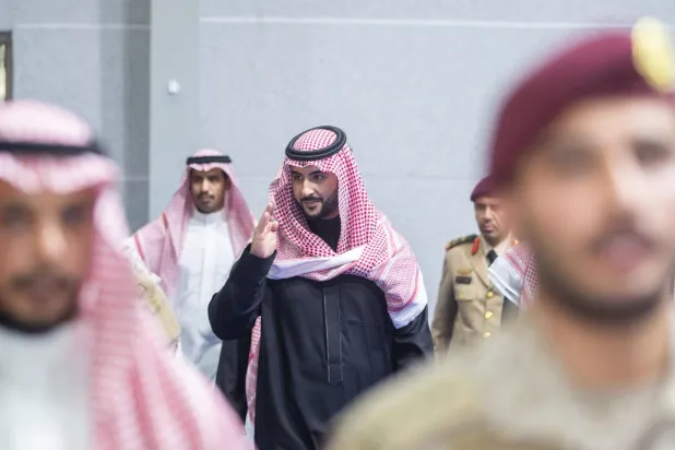 الأمير خالد بن سلمان بن عبد العزيز خلال جولته في معرض الدفاع العالمي (تصوير: يزيد السمراني)