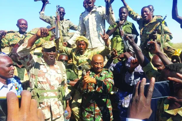 والي ولاية القضارف السودانية وسط تجمع من مؤيدي الجيش (سونا)