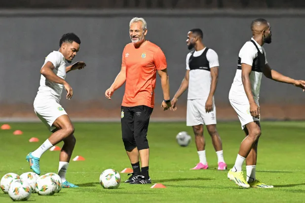 سيباستيان ديسابر مدرب الكونغو الديمقراطية خلال إشرافه على التدريبات (أ.ف.ب)