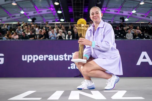 يلينا أوستابينكو خلال تتويجها بكأس دورة لينتس لكرة المضرب في النمسا (إ.ب.أ) 