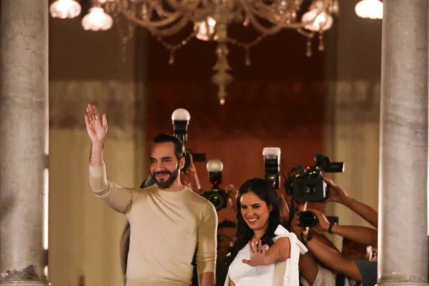 نجيب أبو كيلة رئيس السلفادور يلقي خطاب النصر من شرفة القصر الوطني (رويترز)