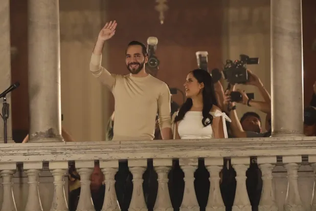 El Salvador Devlet Başkanı Nayib Bukele zafer konuşmasını Ulusal Saray'ın balkonundan yaptı. (EPA)