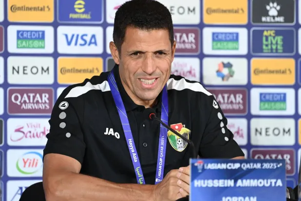 حسين عموتة مدرب منتخب الأردن في المؤتمر الصحافي (تصوير: علي خمج)