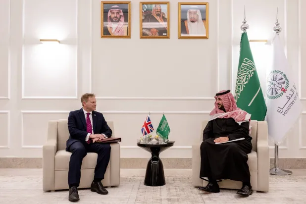 شہزادہ خالد بن سلمان ریاض میں عالمی دفاعی نمائش میں برطانوی وزیر گرانٹ شبس سے ملاقات کے دوران (سعودی وزارت دفاع)