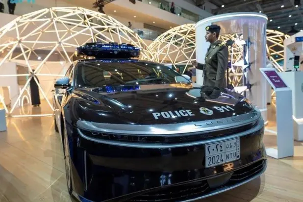 سيارة كهربائية أمنية من صنع «لوسيد» في السعودية مزودة بذكاء اصطناعي لرصد المخالفات وتحليل السلوك (واس)