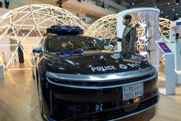 Suudi Arabistan'da Lucid tarafından üretilen, kural ihlallerini izlemek ve davranışları analiz etmek için yapay zekayla donatılmış elektrikli güvenlik aracı. (SPA)
