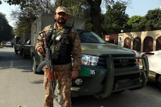 جنود الجيش الباكستاني يشاركون في مسيرة العلم قبل الانتخابات العامة في إسلام آباد (إ.ب.أ)