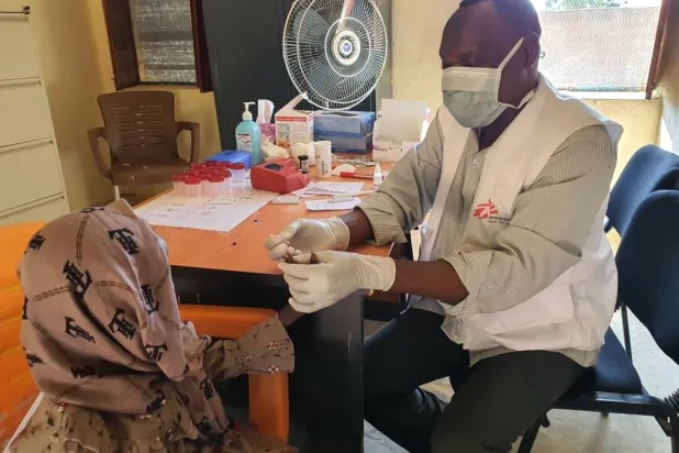 تقديم رعاية طبية في مخيم زمزم بدارفور (حساب «أطباء بلا حدود» على منصة إكس)