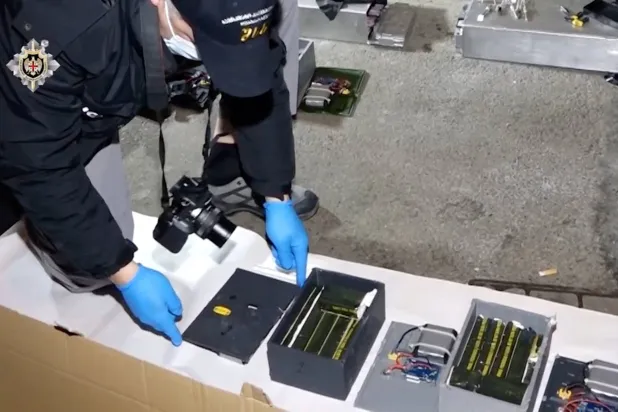 محقق في جورجيا يفحص محتويات شحنة متفجرات مضبوطة متجهة من ميناء أوديسا الأوكراني إلى روسيا (رويترز)