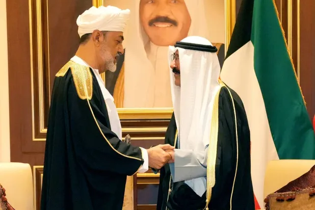 جانب من لقاء سابق بين أمير الكويت الشيخ مشعل الأحمد الصباح وسلطان عُمان هيثم بن طارق (كونا)