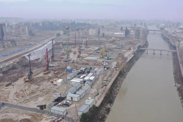 جانب من نهر العاصي عند مدخل أنطاكيا القديمة ومشاريع البناء (الشرق الأوسط)