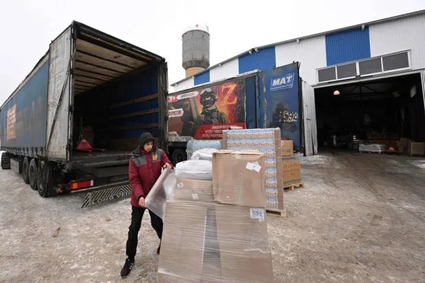 Rusya Komünist Partisi üyeleri pazartesi günü Ukrayna'daki savaş cephelerinde görev yapan Rus kuvvetlerine insani yardım gönderilmesini denetledi (AFP)