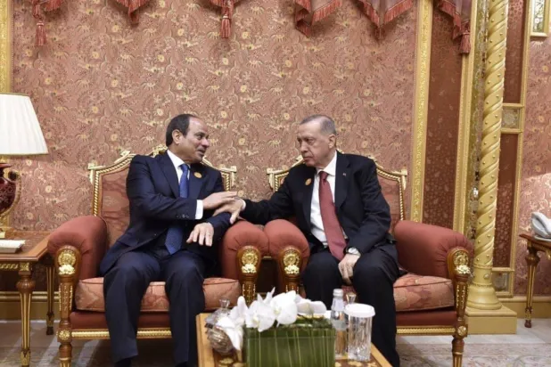 Cumhurbaşkanı Erdoğan ve Mısırlı mevkidaşı Sisi, Kasım ayında Riyad’da düzenlenen Arap Birliği-İslam İşbirliği Teşkilatı Zirvesi’nin oturum aralarında görüştü (Mısır Cumhurbaşkanlığı)
